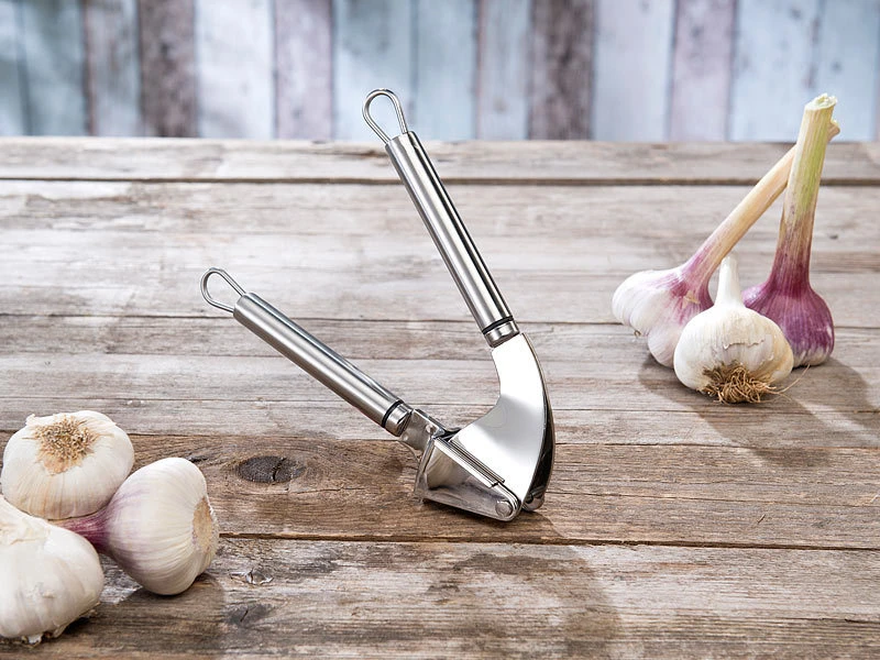 PEARL Knoblauchquetsche:2er-Set Massive XL-Edelstahl-Knoblauchpressen, Ausklappbare Loch-Siebe 6 PEARL Knoblauchquetsche:2er-Set Massive XL-Edelstahl-Knoblauchpressen, Ausklappbare Loch-Siebe – Bild 4