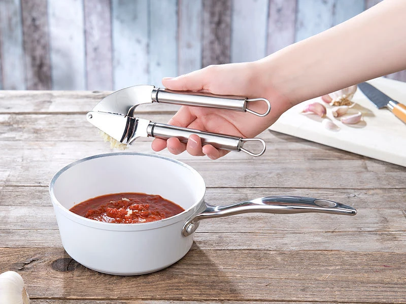 PEARL Knoblauchquetsche:2er-Set Massive XL-Edelstahl-Knoblauchpressen, Ausklappbare Loch-Siebe 5 PEARL Knoblauchquetsche:2er-Set Massive XL-Edelstahl-Knoblauchpressen, Ausklappbare Loch-Siebe – Bild 3