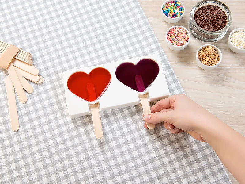 Rosenstein & Söhne Stieleisformen Silikon:Silikon-Form Für 2 Herz-Eis Am Stiel, Je 80 Ml, Mit 24 Holzstielen 6 Rosenstein & Söhne Stieleisformen Silikon:Silikon-Form Für 2 Herz-Eis Am Stiel, Je 80 Ml, Mit 24 Holzstielen – Bild 4